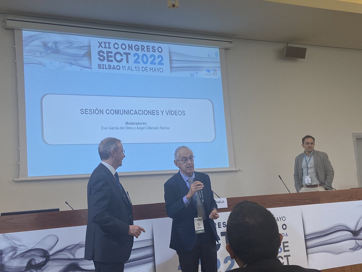 sect2022's tweet photo. Entrega “improvisada” del pin de oro de nuestra sociedad al Dr. Gonzalo Varela, referente para todos nosotros @SECTtoracica #BilboONSECT2022 #BilboSECT2022 #mascercaquenunca #cirugiatoracica https://t.co/c2AsT9AXD1