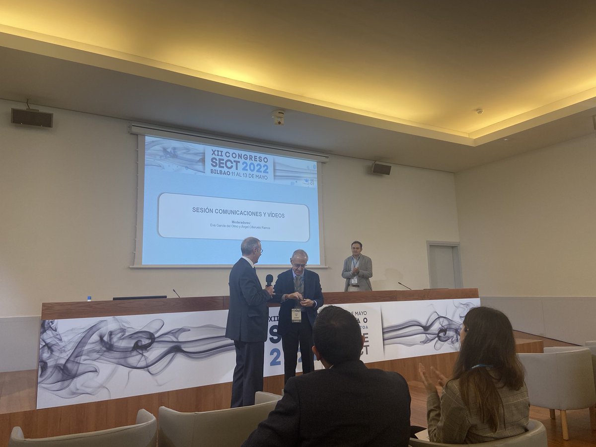 sect2022's tweet photo. Entrega “improvisada” del pin de oro de nuestra sociedad al Dr. Gonzalo Varela, referente para todos nosotros @SECTtoracica #BilboONSECT2022 #BilboSECT2022 #mascercaquenunca #cirugiatoracica https://t.co/c2AsT9AXD1