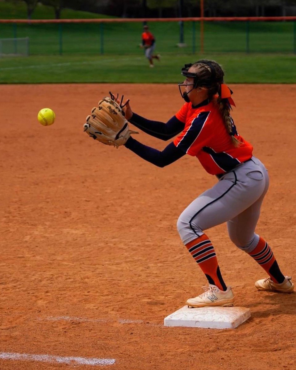 chukarsoftball's tweet photo. Today’s cuties are Jess and Kenna! 🥹🧡 #1day #throwback https://t.co/E5Ds60DvdU