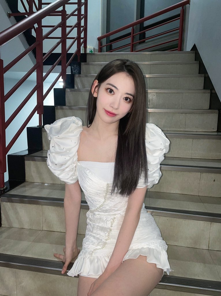 awsakura's tweet image. What is the first thing when someone said Inkigayo? For me is the stairs! And finally I have chance to took some photos in here 🫰🏻how do I look? Stunning, right? 😝