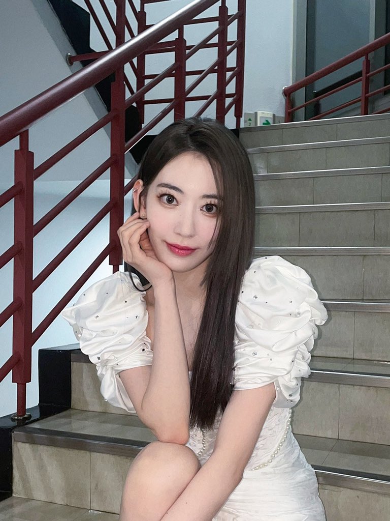 awsakura's tweet image. What is the first thing when someone said Inkigayo? For me is the stairs! And finally I have chance to took some photos in here 🫰🏻how do I look? Stunning, right? 😝