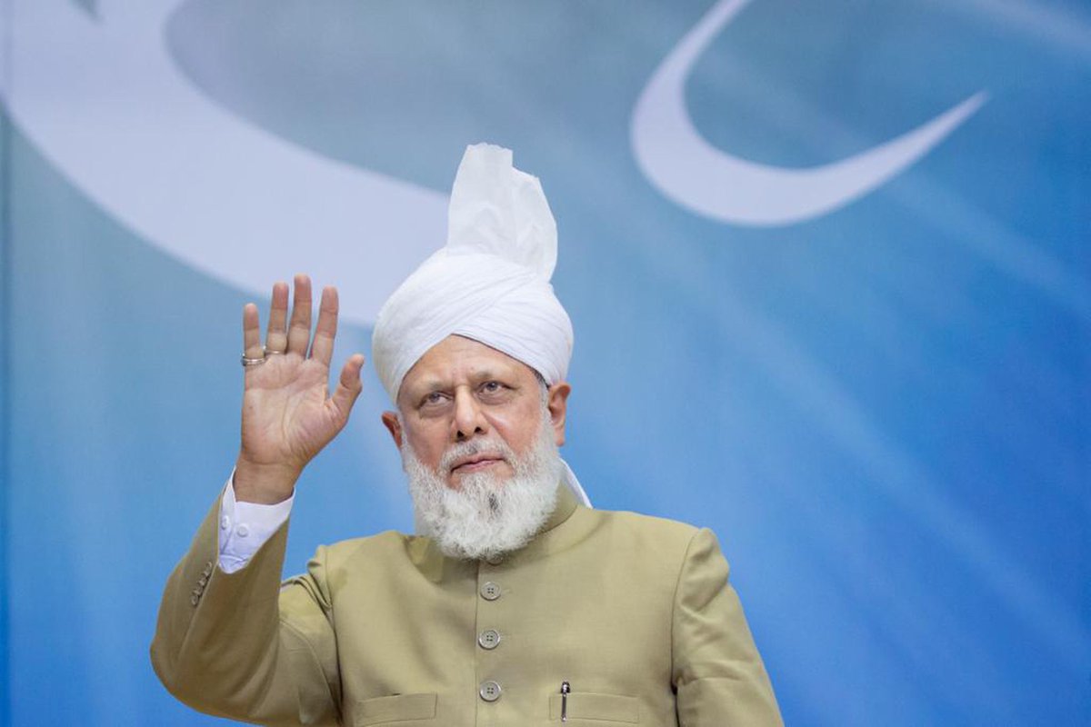 RoundupMTA's tweet photo. 'You can summarise the teachings of the Holy Quran in two lines - to fulfil the rights of worship of God Almighty and to fulfil the rights of God's Creation' - Hazrat Mirza Masroor Ahmad (may Allah be his Helper)

#roundupmta #MuslimLeadership #trueislam #islamahmadiyyat https://t.co/3b7nqLHqAD