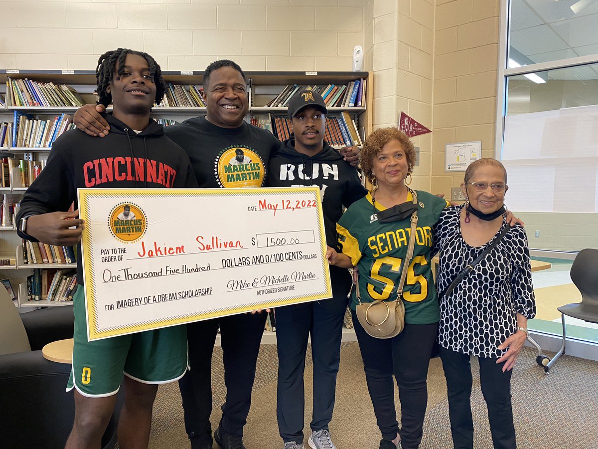 MarkVSlaughter's tweet photo. @jak3imS receives the Imagery of a Dream Scholarship from the Marcus Martin Foundation, he’s going to be a #Bearcats this fall 🏈 @WLWT @mikemartin8855 @TaftNation @CoachTy_1 @IamCPS @iamcpsathletics #Blitz5 https://t.co/o3PIVBgmAZ