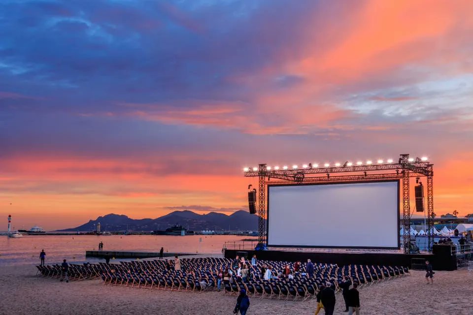 🎬 😍 Profitez du Cinéma de la Plage pendant le Festival de #Cannes !

Tous les jours à 21h30, découvrez un programme riche et varié les pieds dans le sable !

👉 ow.ly/SQlj50J6cqS

📷 <a href="/Slpcannes/">𝕤𝕝𝕡𝕔𝕒𝕟𝕟𝕖𝕤</a> #CotedAzurFrance #Cannes2022 #Cinema <a href="/Cannes_France/">Cannes, France</a>