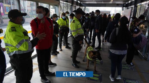 Citytv's tweet photo. 🔴 TransMilenio: vendedor apuñaló a pasajeros porque no le compraron.
El hecho ocurrió en la tarde del miércoles 11 de mayo en la estación de la Calle 142.  Entérese acá → https://t.co/rDRKrzlv1n https://t.co/HujEqDt1x6