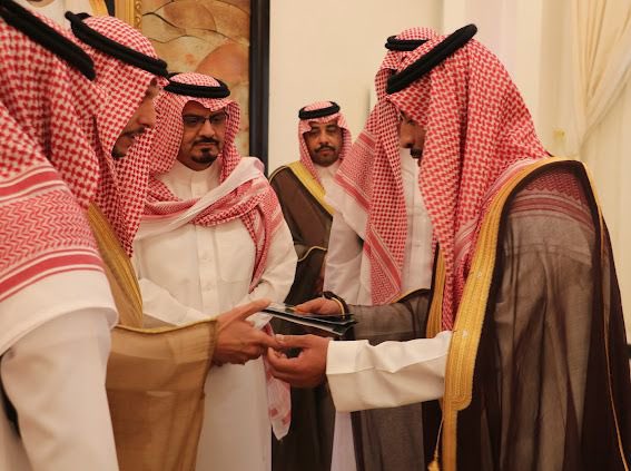 قدم الشيخ سلطان بن علي بن مهرس بإسمه وإسم أهالي ومشائخ مركز #قيا بني الحارث التهاني والتبريكات لصاحب السمو الملكي سعود بن نهار بمناسبة تعيينه محافظاً #للطائف كما قدم لسموه التقرير السنوي لمركز قيا والذي لقى اعجاب سموه من التطوير والنهضه بالمركز كما قدم دعوة لسموه لزيارة المركز