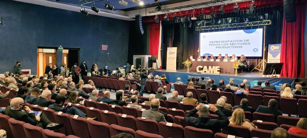👥 Como parte de las actividades de #CAMEenLaPampa, se realizó un encuentro con autoridades y representantes del sector empresario de la región. Participaron el vicegobernador <a href="/marianoa_fdez/">Mariano Fernández</a>, el intendente <a href="/copetedinapoli/">Luciano di Nápoli</a>, y Alberto Giorgis, vicepresidente del Banco de la Pampa.