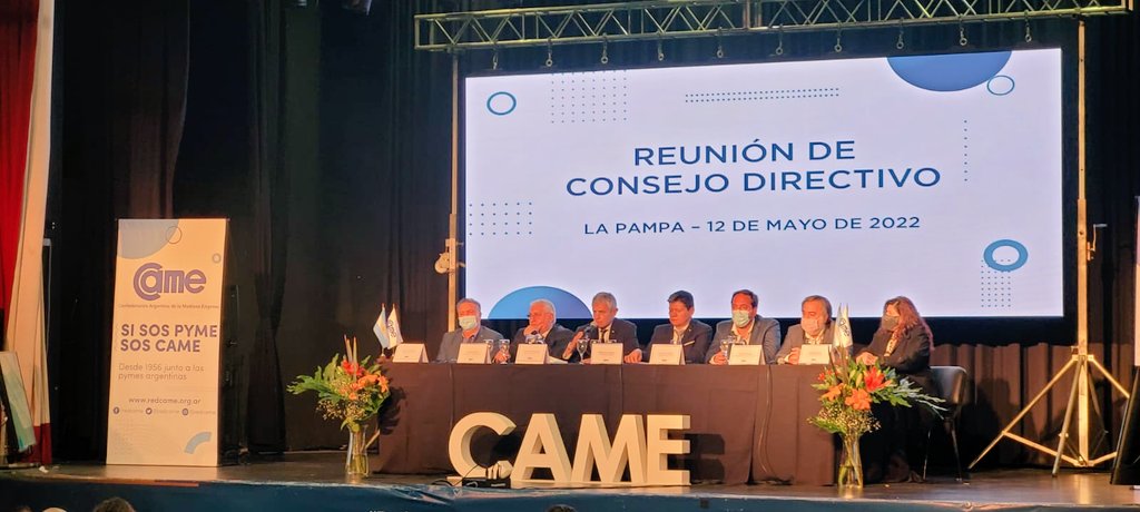 redcame's tweet photo. 👥 Como parte de las actividades de #CAMEenLaPampa, se realizó un encuentro con autoridades y representantes del sector empresario de la región. Participaron el vicegobernador @marianoa_fdez, el intendente @copetedinapoli, y Alberto Giorgis, vicepresidente del Banco de la Pampa. https://t.co/OlZXNpyYLh