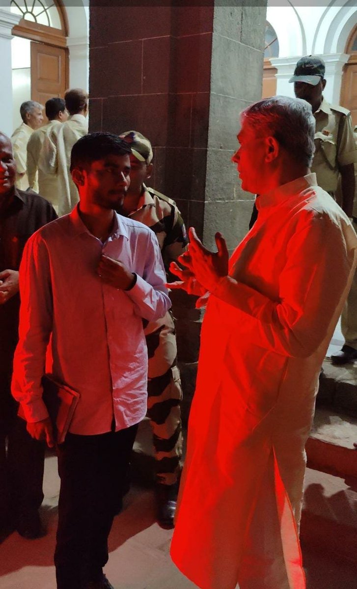 Kamalakar_Shete's tweet photo. आज उच्च व तंत्रशिक्षण मंत्री उदय सामंत यांची भेट घेऊन विद्यार्थ्यांच्या प्रश्नांचे निवेदन दिले. सावित्रीबाई फुले पुणे विद्यापीठाचे कुलगुरू डॉ नितीन करमळकर, प्रभारी परीक्षा संचालक डॉ संजीव सोनवणे यांची भेट घेऊन यांच्याशी चर्चा केली आहे.
@samant_uday @PrafullaPawar_ 
#sppu #yukrand https://t.co/TZu8K6RVE9