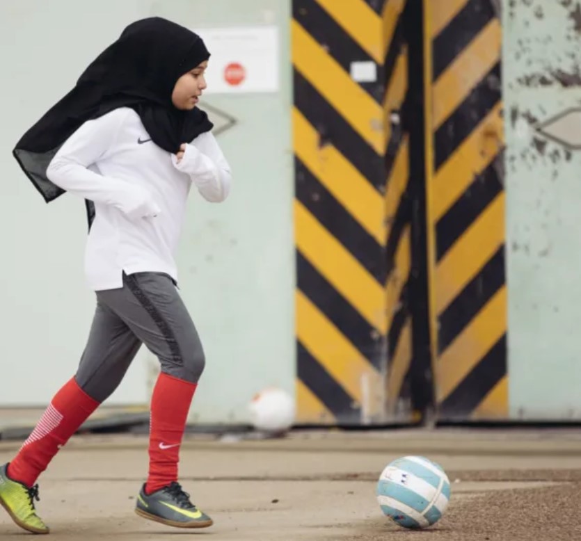 F_Desouche's tweet photo. Nike France vend et fait ouvertement la promotion d'un hijab de sport pour fillette - https://t.co/4LcqOB7J7q https://t.co/ny8sbTRjw6