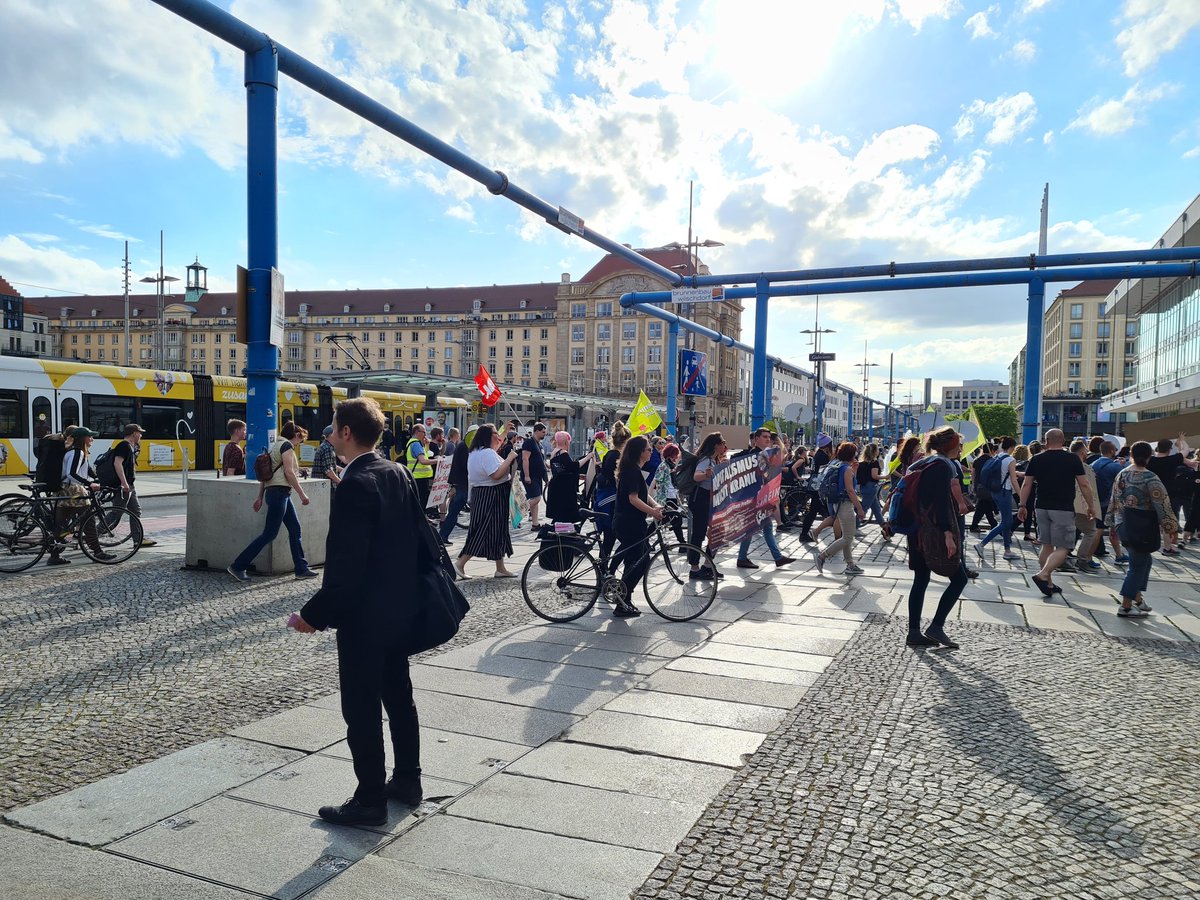 Auf der 'Tag der Pflege'-Demonstration, war auch die SDAJ mit einer Fahne. Zuletzt nahm die Gruppe am für Antisemitismus und Verschwörungstheorien offenen sogenannten 'Ostermarsch' am Ostermontag teil. 
#dd1205 #dd1804