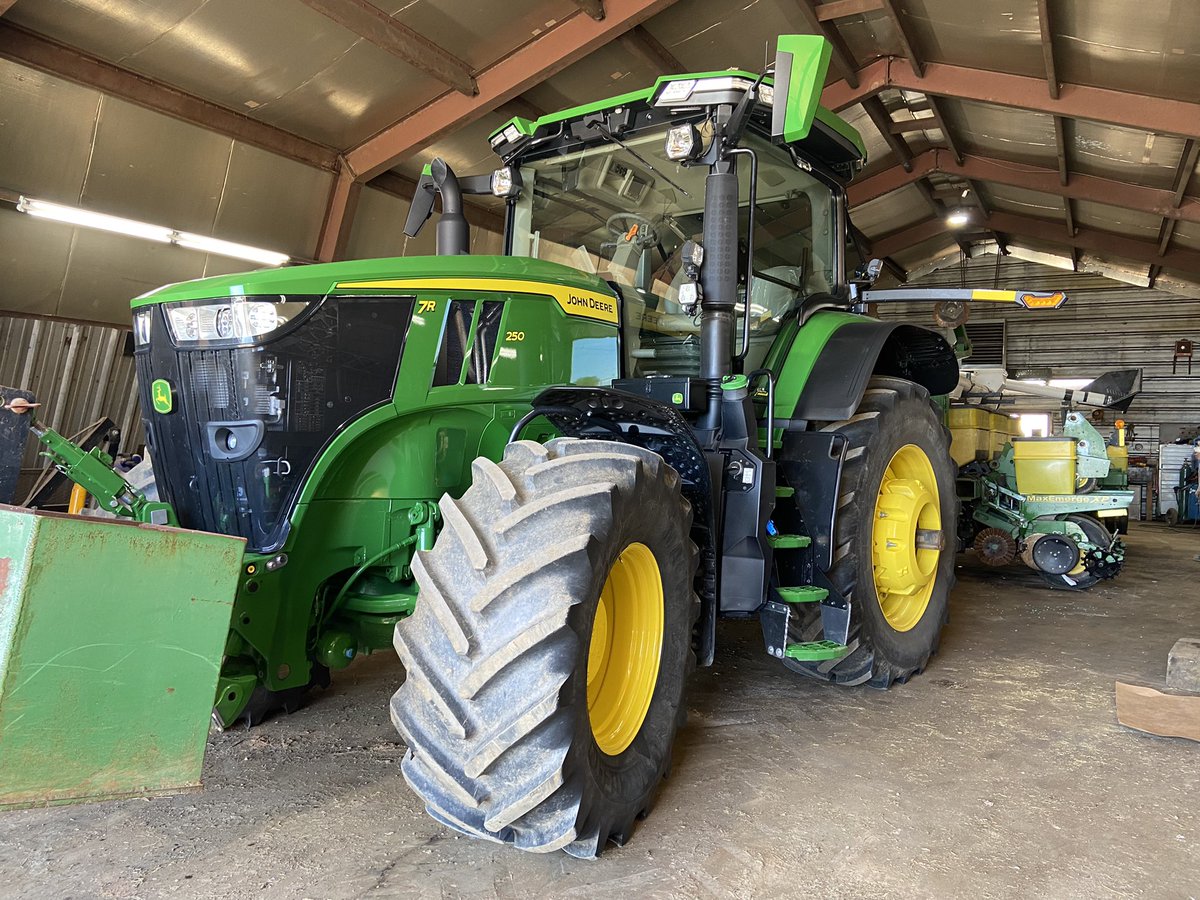 VeronicaVermeul's tweet photo. Delivery just in time for corn planting 🌽 @Logan_Stephens5 #johndeere https://t.co/RiHaDOXKMs