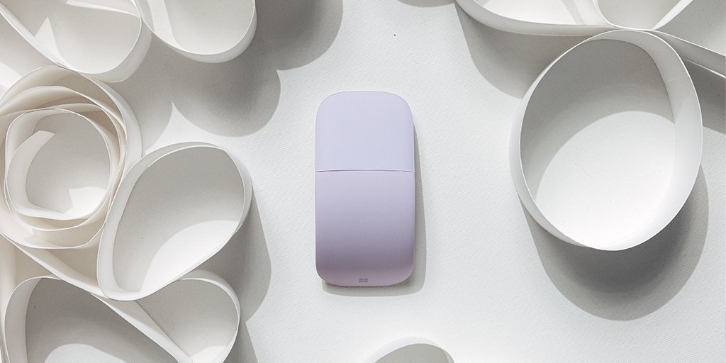 SurfaceFrance's tweet photo. Fine, légère et pratique à emporter partout, la souris #SurfaceArc a été conçue pour tenir dans votre main et peut être pliée à plat, pour se glisser aisément dans votre sac 

📸@Jesuance https://t.co/K7OkVoDt1f