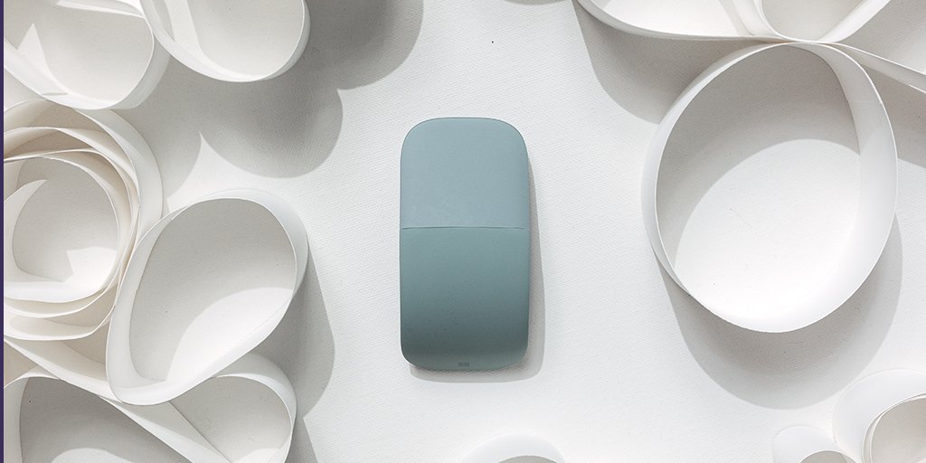 SurfaceFrance's tweet photo. Fine, légère et pratique à emporter partout, la souris #SurfaceArc a été conçue pour tenir dans votre main et peut être pliée à plat, pour se glisser aisément dans votre sac 

📸@Jesuance https://t.co/K7OkVoDt1f