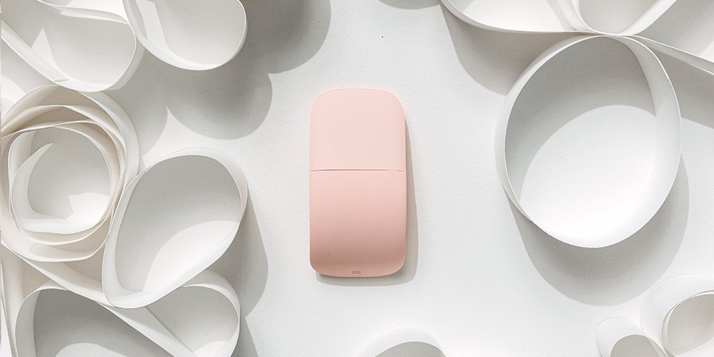 SurfaceFrance's tweet photo. Fine, légère et pratique à emporter partout, la souris #SurfaceArc a été conçue pour tenir dans votre main et peut être pliée à plat, pour se glisser aisément dans votre sac 

📸@Jesuance https://t.co/K7OkVoDt1f