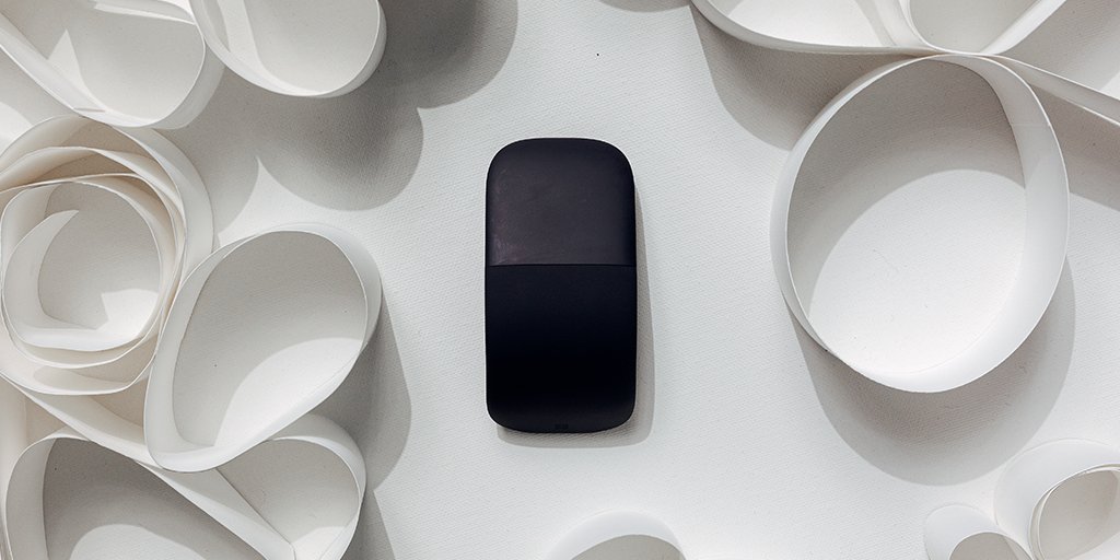 SurfaceFrance's tweet photo. Fine, légère et pratique à emporter partout, la souris #SurfaceArc a été conçue pour tenir dans votre main et peut être pliée à plat, pour se glisser aisément dans votre sac 

📸@Jesuance https://t.co/K7OkVoDt1f