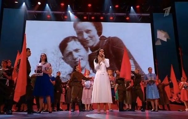 MyUkraineWTF's tweet photo. During the concert in honor of Soviet victory in WWII, Bonnie and Clyde were presented as veterans at the Russian propaganda channel. Their photo appeared on stage among front-line photos of couples separated by the war.

#StandWithUkraine #RussianUkrainianWar #MyUkraineWTF https://t.co/zbxH8V8tvU