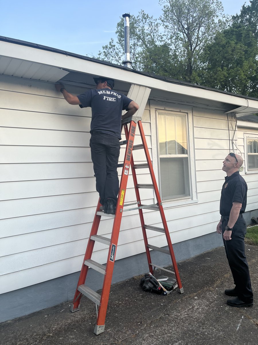 MEM_Fire's tweet image. Engine 23B took time out of their busy day to help Ms. Vanderford with minor repairs to her home. Ms. Vanderford is related to two former @mem_Fire members, District Chief E. Vanderford, LODD 1942, and Rock Vanderford Retired. Thanks for looking after our extended family.