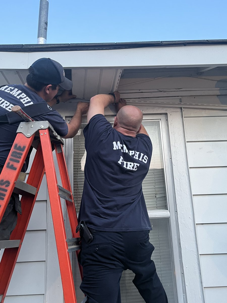 MEM_Fire's tweet image. Engine 23B took time out of their busy day to help Ms. Vanderford with minor repairs to her home. Ms. Vanderford is related to two former @mem_Fire members, District Chief E. Vanderford, LODD 1942, and Rock Vanderford Retired. Thanks for looking after our extended family.