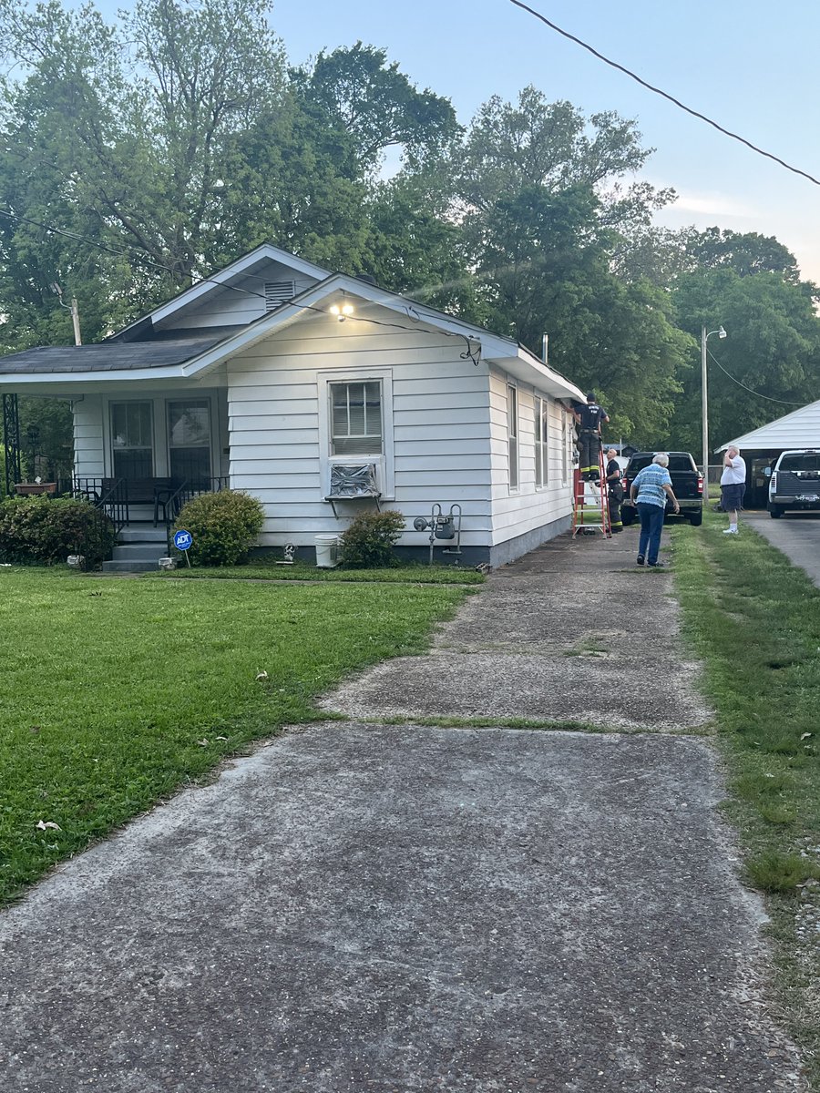MEM_Fire's tweet image. Engine 23B took time out of their busy day to help Ms. Vanderford with minor repairs to her home. Ms. Vanderford is related to two former @mem_Fire members, District Chief E. Vanderford, LODD 1942, and Rock Vanderford Retired. Thanks for looking after our extended family.