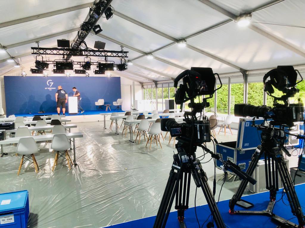 UniHohenheim's tweet photo. Letzte Vorbereitungen im Presse-Zelt für das #G7 #Agrarminister:innen Treffen an der #UniHohenheim, Deutschlands führender Universität in der #Agrarforschung @bmel @G7 @cem_oezdemir https://t.co/6cdQQGDnm6