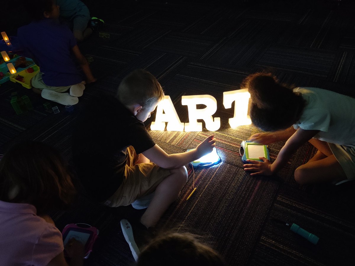 StemWloo's tweet photo. 🔦💡Students at Orange Elementary spent some time discovering LIGHT &amp; SHADOW in art class!  STEAM in Action in @WaterlooSchools. https://t.co/EM4rsXMknS