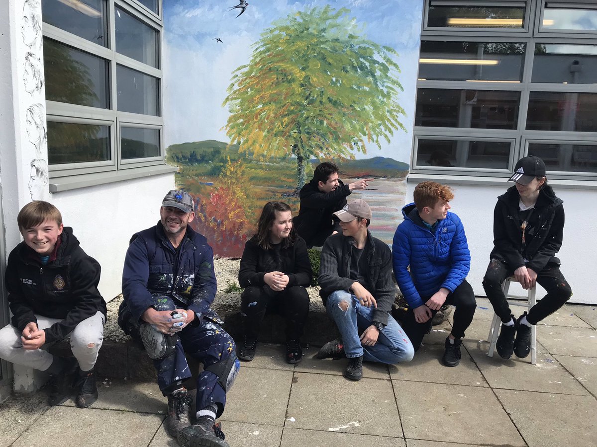 Budding artists at CBS The Green completed the ‘Livelife’ mural for our sensory garden with the very talented and kind <a href="/mikodonnell/">𝕄𝕚𝕜𝕖 𝕆’𝔻𝕠𝕟𝕟𝕖𝕝𝕝,</a> yesterday ❤️❤️<a href="/ERSTIRELAND/">ERST</a> <a href="/thegreencbs/">CBS The Green - An Edmund Rice School</a> <a href="/Traleetodaynews/">TraleeToday.ie</a>