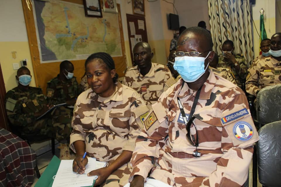 G5_Sahel_SE's tweet photo. N'Djamena , 12 mai 2022 – Les officiers du poste de commandement du fuseau Est de la Force Conjointe du #G5Sahel consolident leurs connaissances en Droit international humanitaire et en droit international des droits de l'homme.
#defense #Sécurité #Tchad
@UNHumanRights https://t.co/I9BldY2Grc