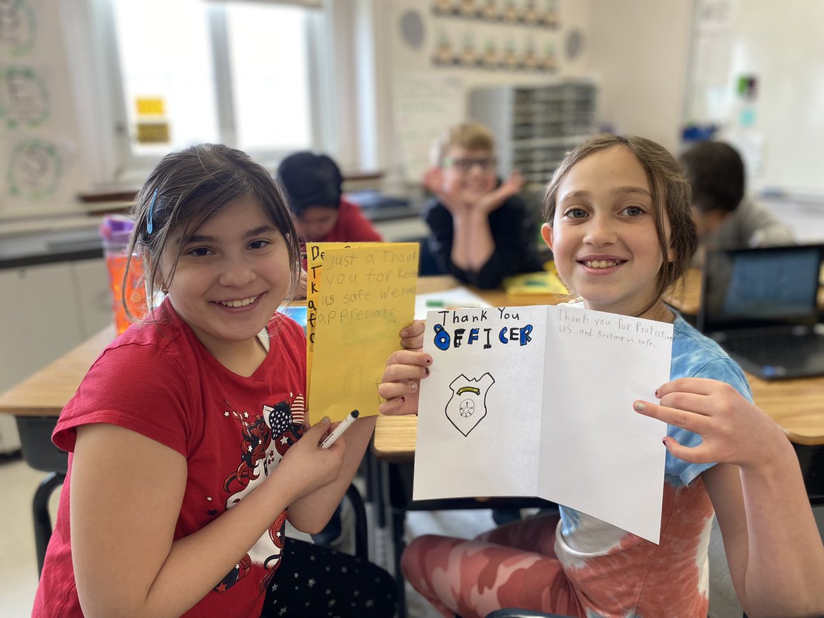 Ms_Cronolly's tweet photo. Our 4th graders were so happy to make #CARDSFORCOPS to thank our police officers for their bravery and courage to protect us. @FxhPrincipal @ANTHONYDESPO https://t.co/105iPNsbpQ