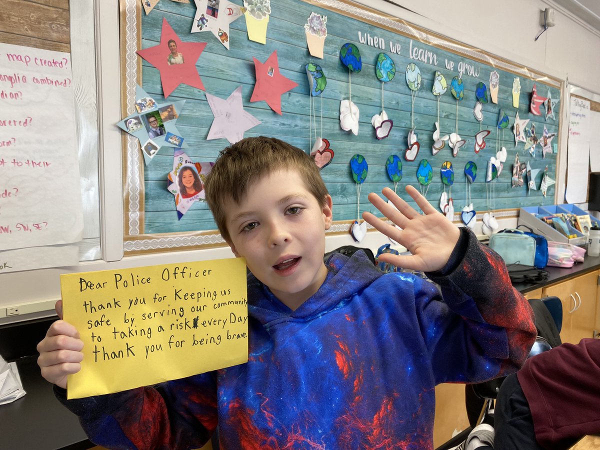 Ms_Cronolly's tweet photo. Our 4th graders were so happy to make #CARDSFORCOPS to thank our police officers for their bravery and courage to protect us. @FxhPrincipal @ANTHONYDESPO https://t.co/105iPNsbpQ