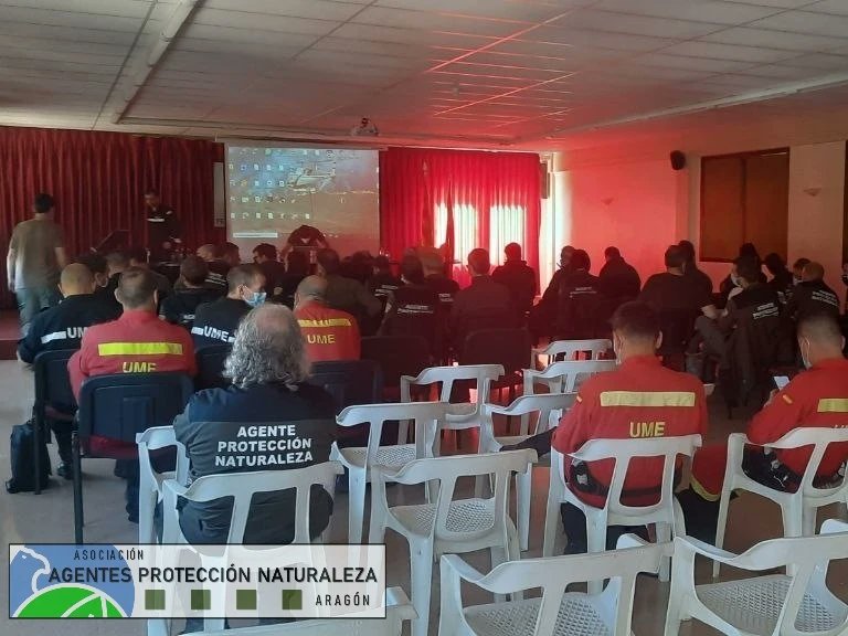 Jornada de presentación del nuevo sistema TETRA de comunicaciones que comienza a implantarse este año y prácticas junto a la UME, técnicos , #AgentesProteccionNaturaleza y brigadas forestales.
.
#INFOAR #IncendiosForestales #Aragón <a href="/UMEgob/">UME</a> @gobaragon <a href="/IIFFAragon/">INFOAR</a>
