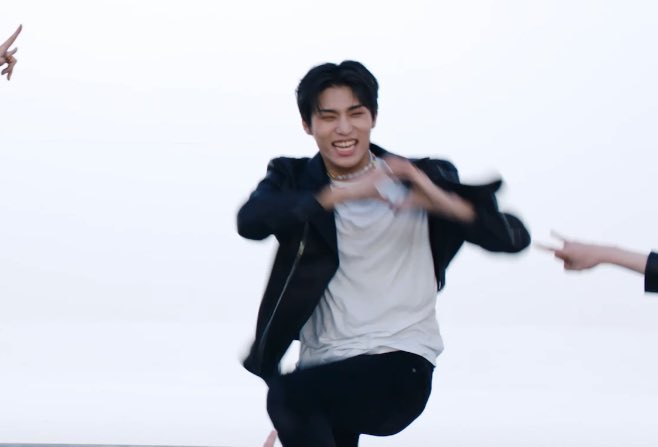 findingnoona's tweet photo. Sipaling sukisuki😭 #DARARI_REMIX_OUTNOW #TREASURE #PARKJEONGWOO https://t.co/b3NqpVsXzf