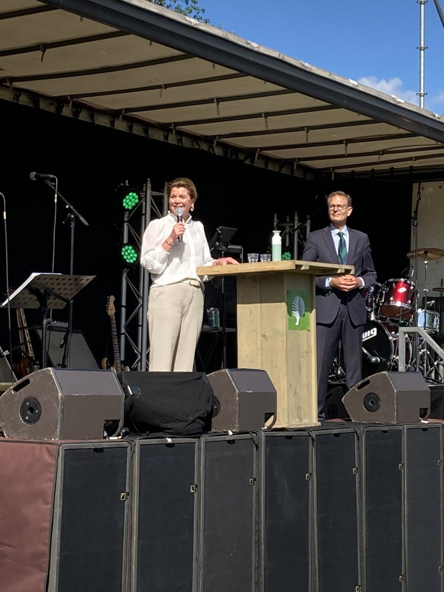 CindyHeijdra's tweet photo. Minister Van der Wal spreekt op de ontmoetingsdag @staatsbosbeheer met medewerkers over het belang van robuuste natuur en een natuurinclusieve samenleving én over het waardevolle werk dat de medewerkers @staatsbosbeheer doen @MinisterNenS https://t.co/iAkPsm9ifG