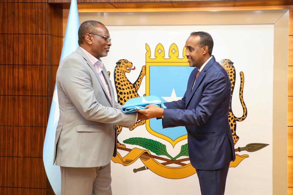 HarunMaruf's tweet photo. BREAKING: As a symbol of deepest apology, Somali PM @MohamedHRoble gives the Somali national flag to ONLF commander Abdikarim Muse Qalbi Dhagah. https://t.co/jx0qQ4Vcmn