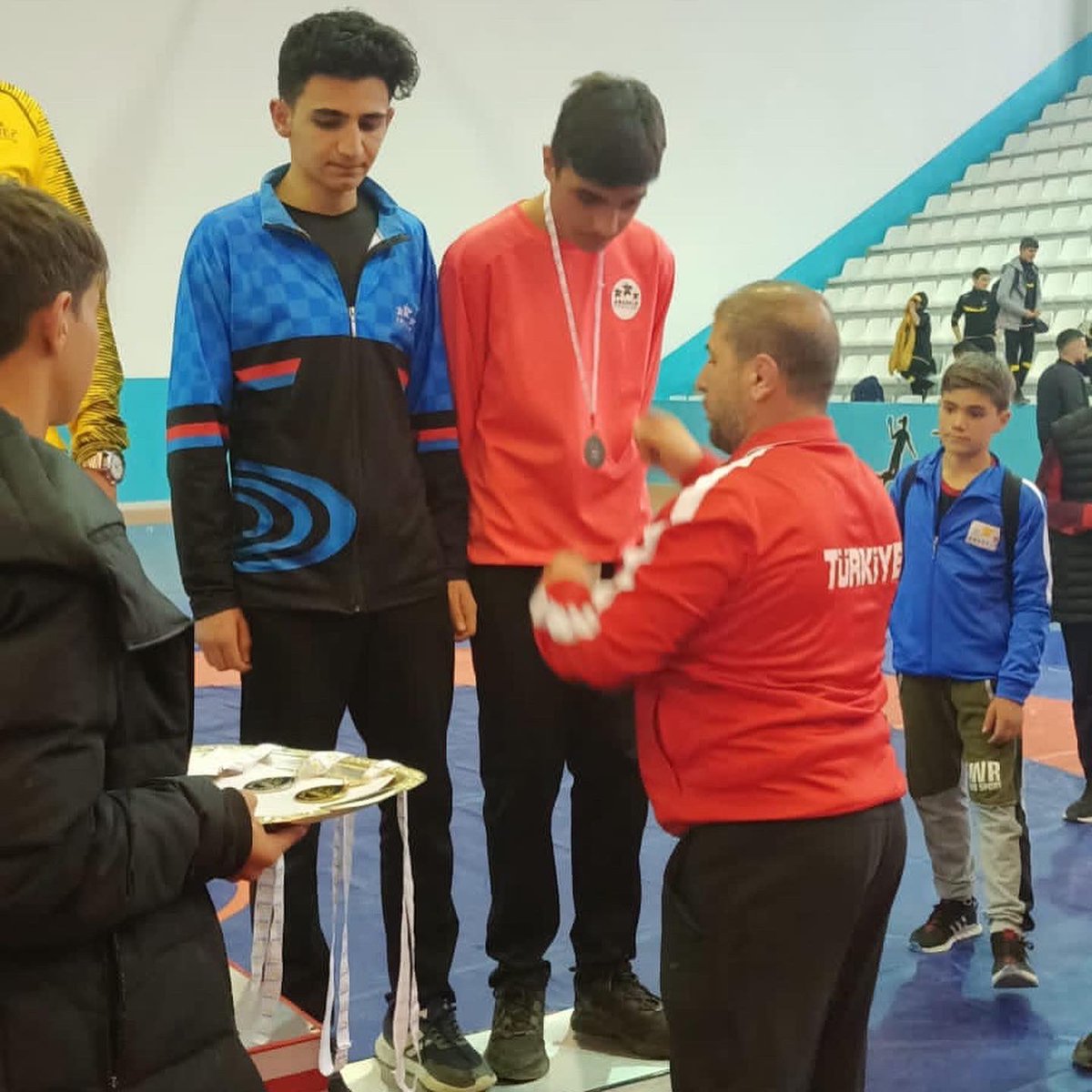 GSB_Hakkari's tweet photo. 10-12 Mayıs Kars ilinde yapılan Anadolu Yıldızları Grekoromen stilde Güreş Grup Müsabakalarında ; 
Bayram DURĞUN 41 kg da 3.
Recep Ruhi KAYA 52 kg da 3.
Deniz DURĞUN 57 kg da 3.
Volkan ONAY 62 kg da 3.
Şıvan KAYA 5. olmuşlardır. Sporcularımızı tebrik eder başarılar dileriz. https://t.co/ea7KxDvbg2