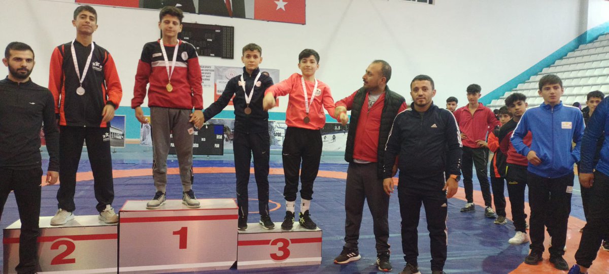 GSB_Hakkari's tweet photo. 10-12 Mayıs Kars ilinde yapılan Anadolu Yıldızları Grekoromen stilde Güreş Grup Müsabakalarında ; 
Bayram DURĞUN 41 kg da 3.
Recep Ruhi KAYA 52 kg da 3.
Deniz DURĞUN 57 kg da 3.
Volkan ONAY 62 kg da 3.
Şıvan KAYA 5. olmuşlardır. Sporcularımızı tebrik eder başarılar dileriz. https://t.co/ea7KxDvbg2