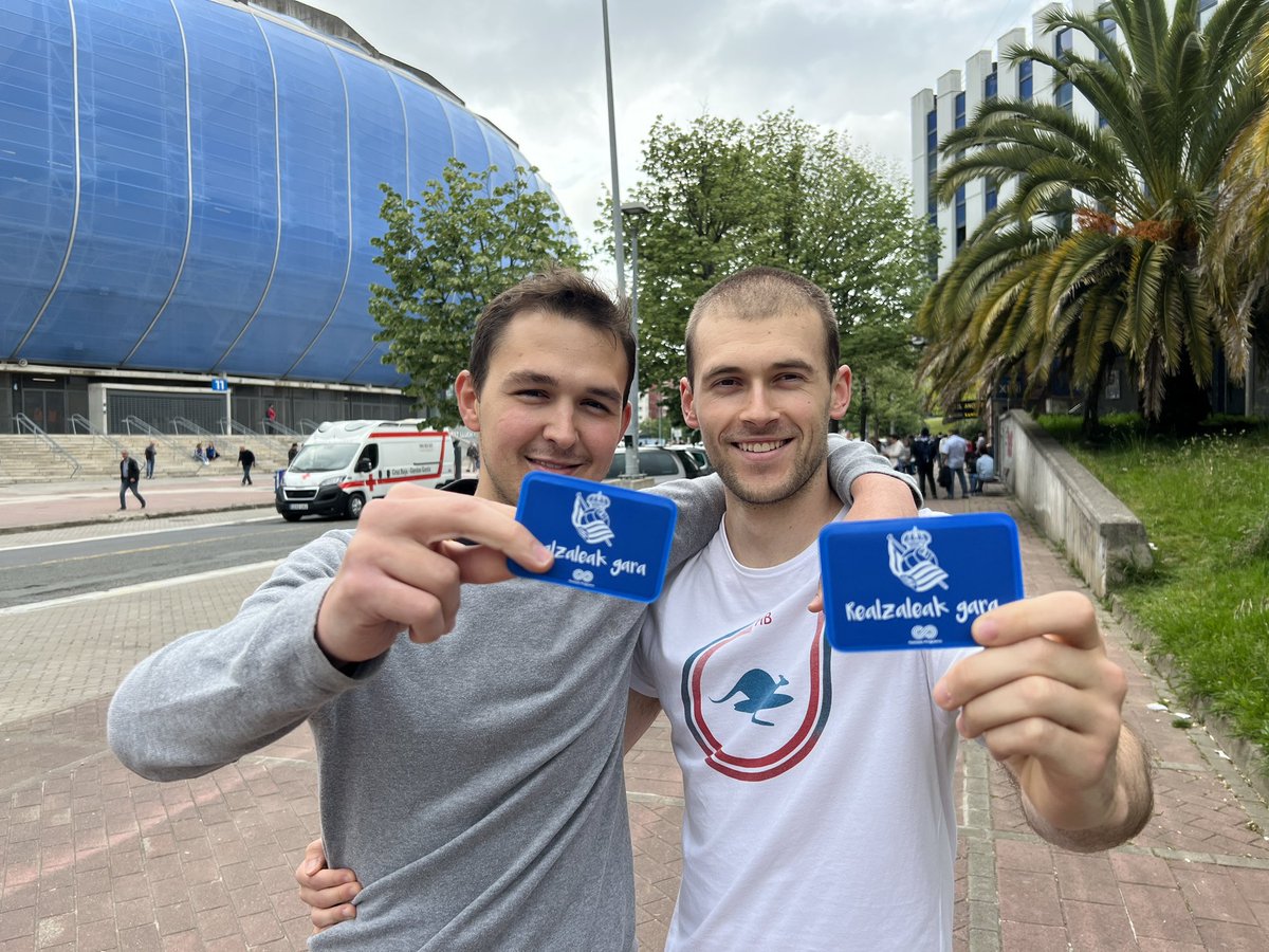 goiena's tweet photo. [GOIENAKIDE] Beñat eta Mikel prest dira Reala-Cadiz neurketa inoiz ez bezala bizitzeko.

Gozatu sariaz, #Goienakide-ok! 🙌 https://t.co/qZNjsw2oQ5