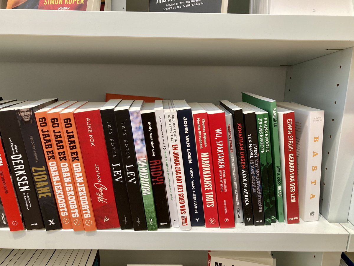 GideonDionysius's tweet photo. Leuk om “Frans Knoote. Het opmerkelijke leven van de eerste Nederlandse voetballer in Italië” in diverse Haagse boekwinkels tegen te komen. In goed gezelschap van werken van o.a. @struisvanhuis @Hardgras1 @AukeKok @EddyvanderLey @VanEgmond1968 @simonzwartkruis @yvdbusken (…) https://t.co/RFOKNwKzUX