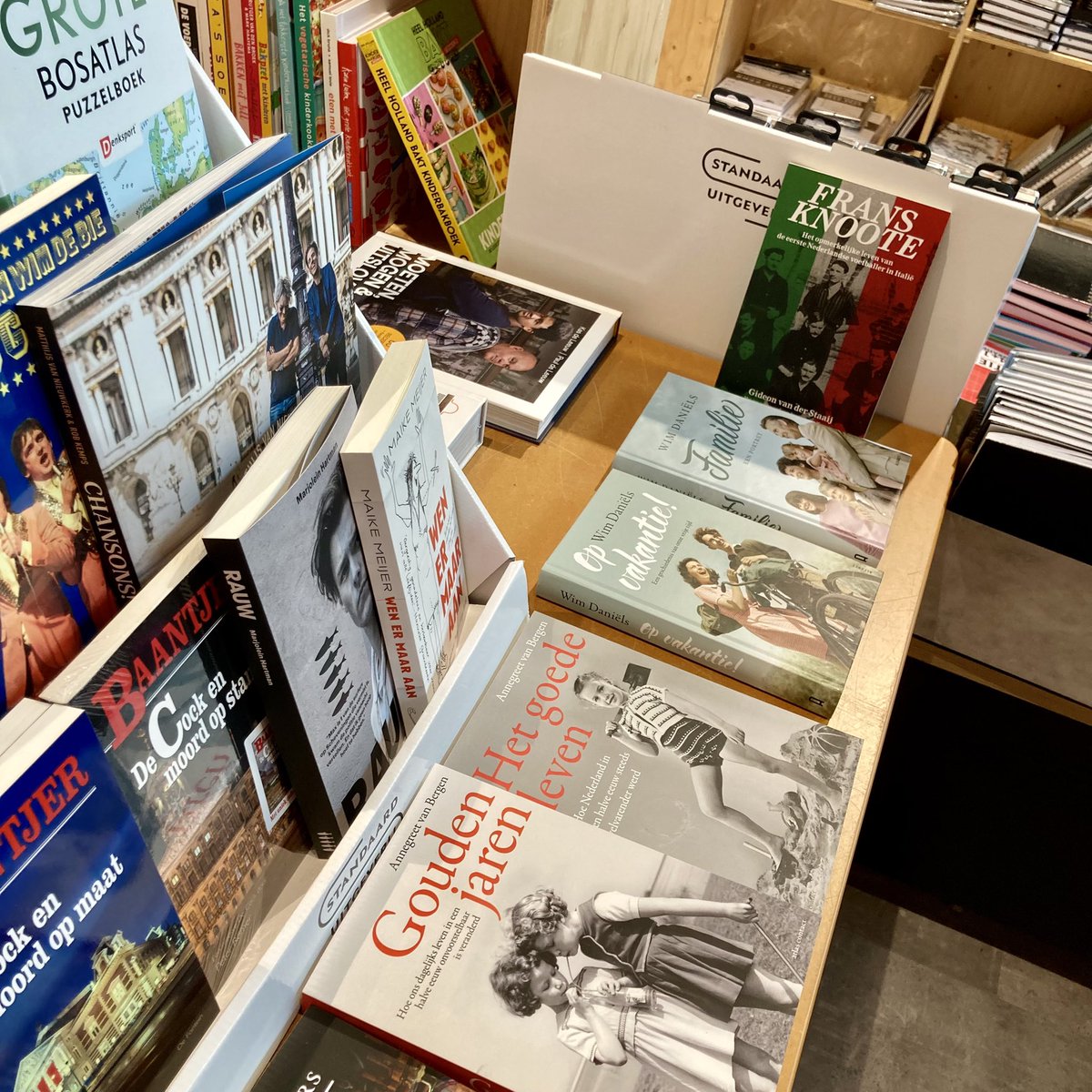 GideonDionysius's tweet photo. Leuk om “Frans Knoote. Het opmerkelijke leven van de eerste Nederlandse voetballer in Italië” in diverse Haagse boekwinkels tegen te komen. In goed gezelschap van werken van o.a. @struisvanhuis @Hardgras1 @AukeKok @EddyvanderLey @VanEgmond1968 @simonzwartkruis @yvdbusken (…) https://t.co/RFOKNwKzUX