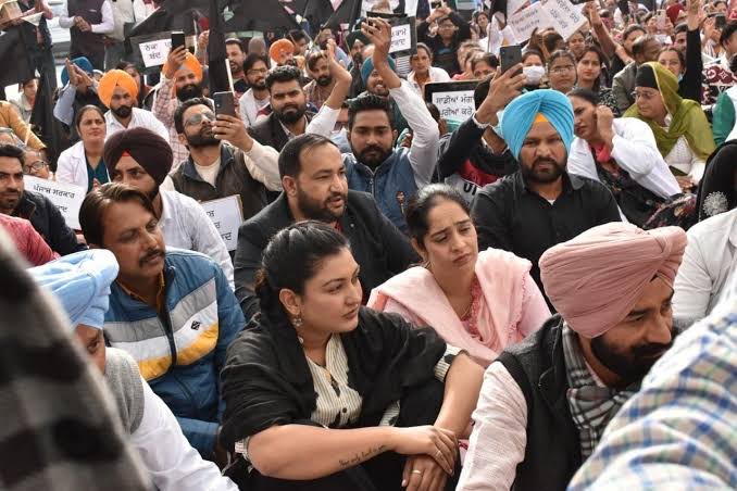 DrHarpreetSin17's tweet photo. ਮਾਣਯੋਗ @BhagwantMann ਜੀ, ਹੁਣ ਜਦੋਂ ਸਰਕਾਰ ਨੂੰ ਬਣਿਆਂ ਦੋ ਮਹੀਨੇ ਦੇ ਕਰੀਬ ਸਮਾਂ ਹੋ ਚੁੱਕਾ ਹੈ ਤਾਂ NHM ਸਿਹਤ ਵਿਭਾਗ ਦੇ ਕੱਚੇ ਮੁਲਾਜ਼ਮਾਂ ਨੂੰ ਪੱਕੇ ਕਰਨ ਦੇ ਐਲਾਨ ਨੂੰ ਵੀ ਹਕੀਕਤ ਵਿਚ ਬਦਲਿਆ ਜਾਣਾ ਬਣਦਾ ਹੈ। ਕੱਚੇ ਮੁਲਾਜ਼ਮਾਂ ਦਾ ਆਰਥਿਕ ਸ਼ੋਸ਼ਣ ਬੰਦ ਹੋਣਾ ਚਾਹੀਦਾ ਹੈ। @CMOPb @HarpalCheemaMLA @DrVijayMansa https://t.co/Cc8Afulu4e