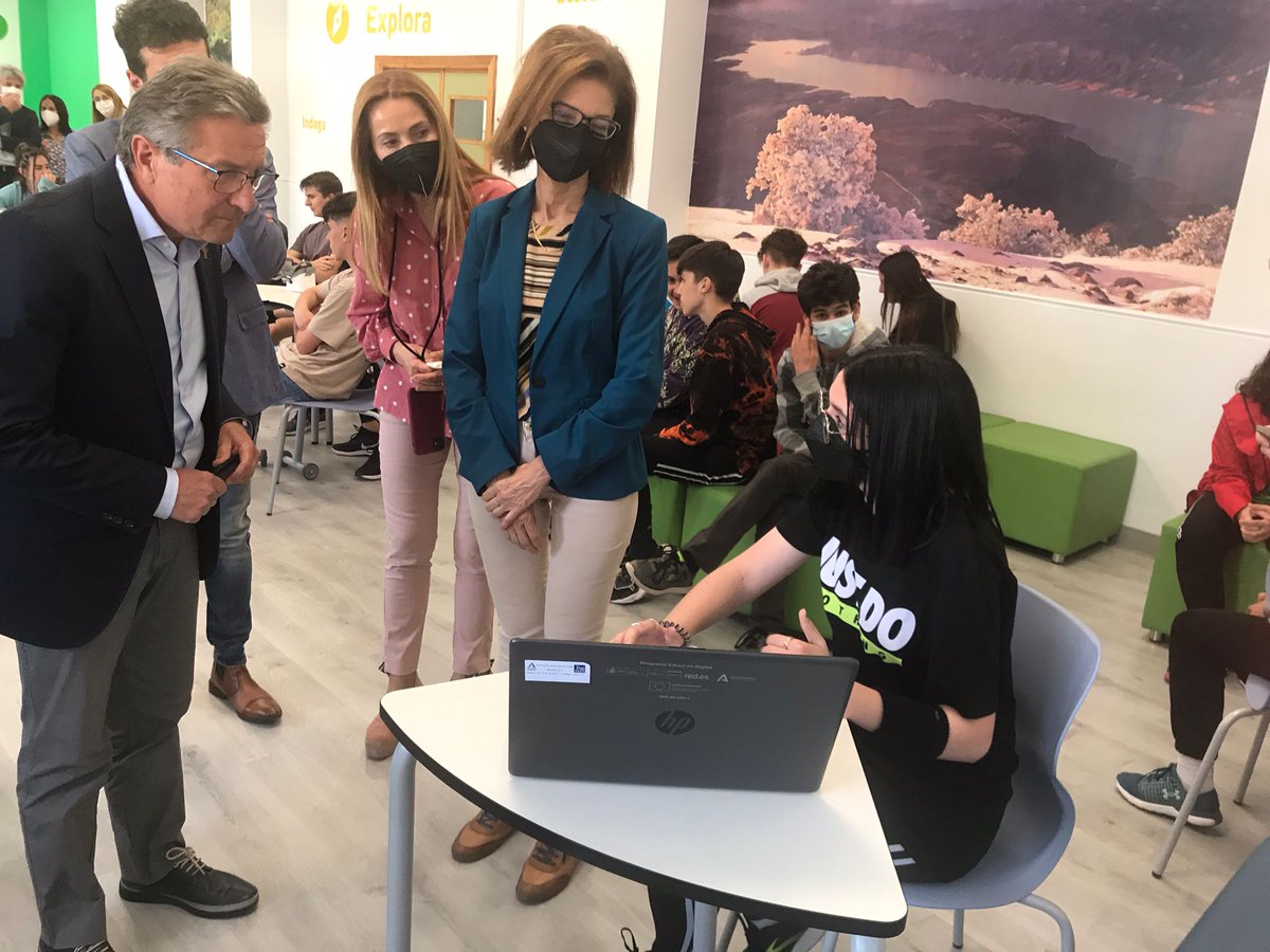 IesMora's tweet photo. La Delegada de Educación y Deporte visita el IES José de Mora para conocer el proyecto innovador “Aula del Futuro”, basado en la metodología de aprendizaje por proyectos con los recursos técnicos más innovadores. https://t.co/Yr7tRdy0Gg