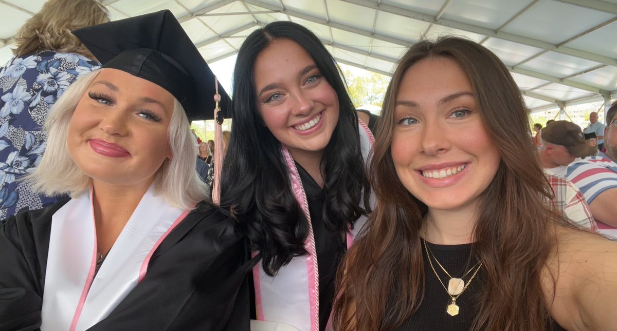 ericakriausky's tweet photo. Happy graduation to my fav girls!!! -Courtney #FlashesForever https://t.co/9dTIaYS7As