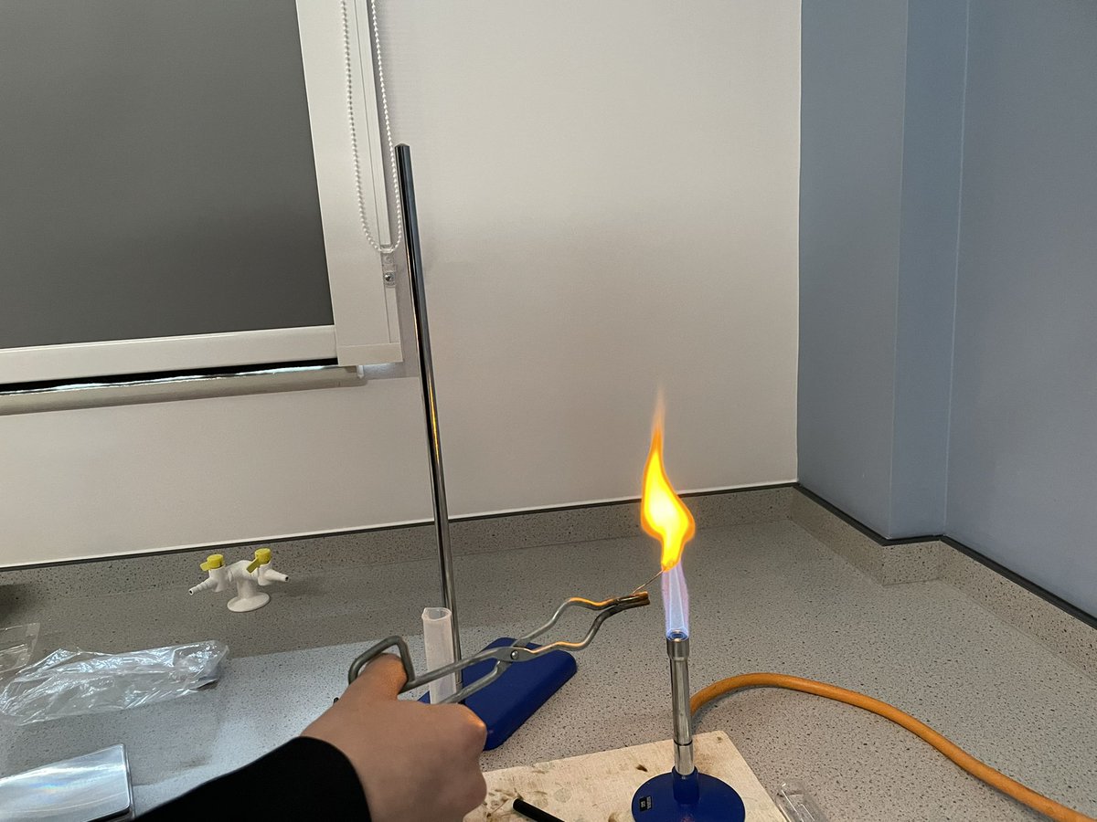 STEM_THS's tweet photo. This week in STEM students used 🔥 tests to detect the presence of metal ions and workout the amount of energy given when a marshmallow burns! Check out the flame heart!!! 💕🧪 @turinghouse https://t.co/TvyVbftUZJ