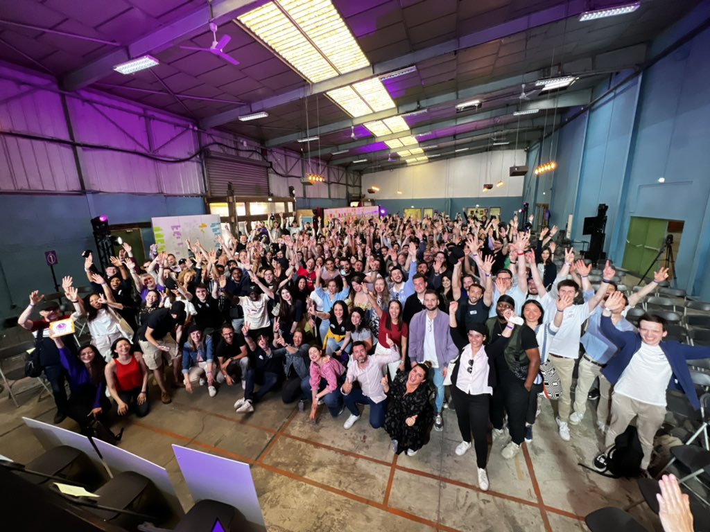 Nous étions 3 en 2005, aujourd’hui 502 🚀
Nous sommes tous réunis, un moment rare et fort en émotions. Fierté 💜