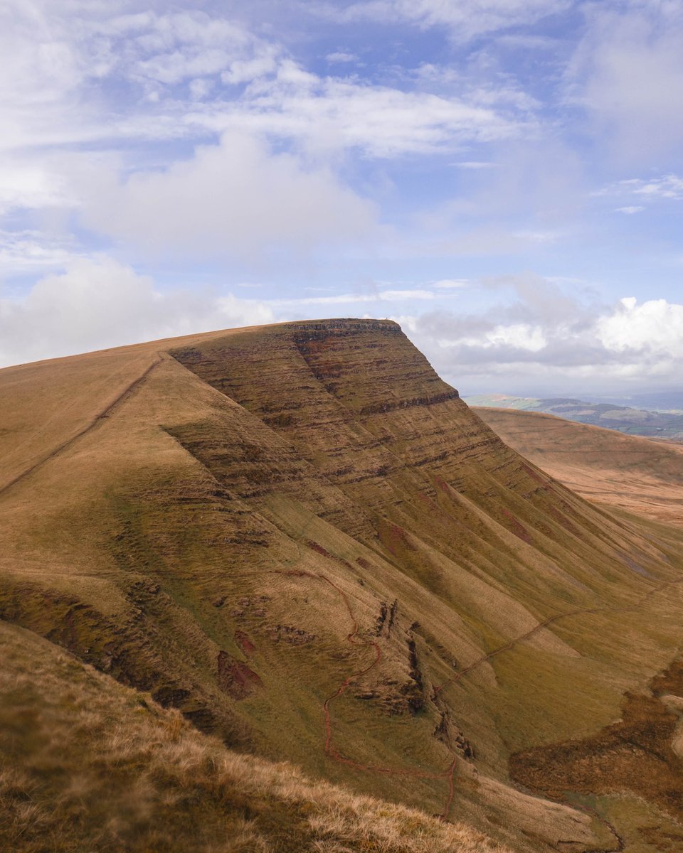 walkhikeexplore's tweet photo. Picws Du pronounced Pics Do, probably. 

#wales #breconbeacons #picwsdu #llynyfanfach #explorewales #southwalesphotographer https://t.co/Hlcrg9biHh
