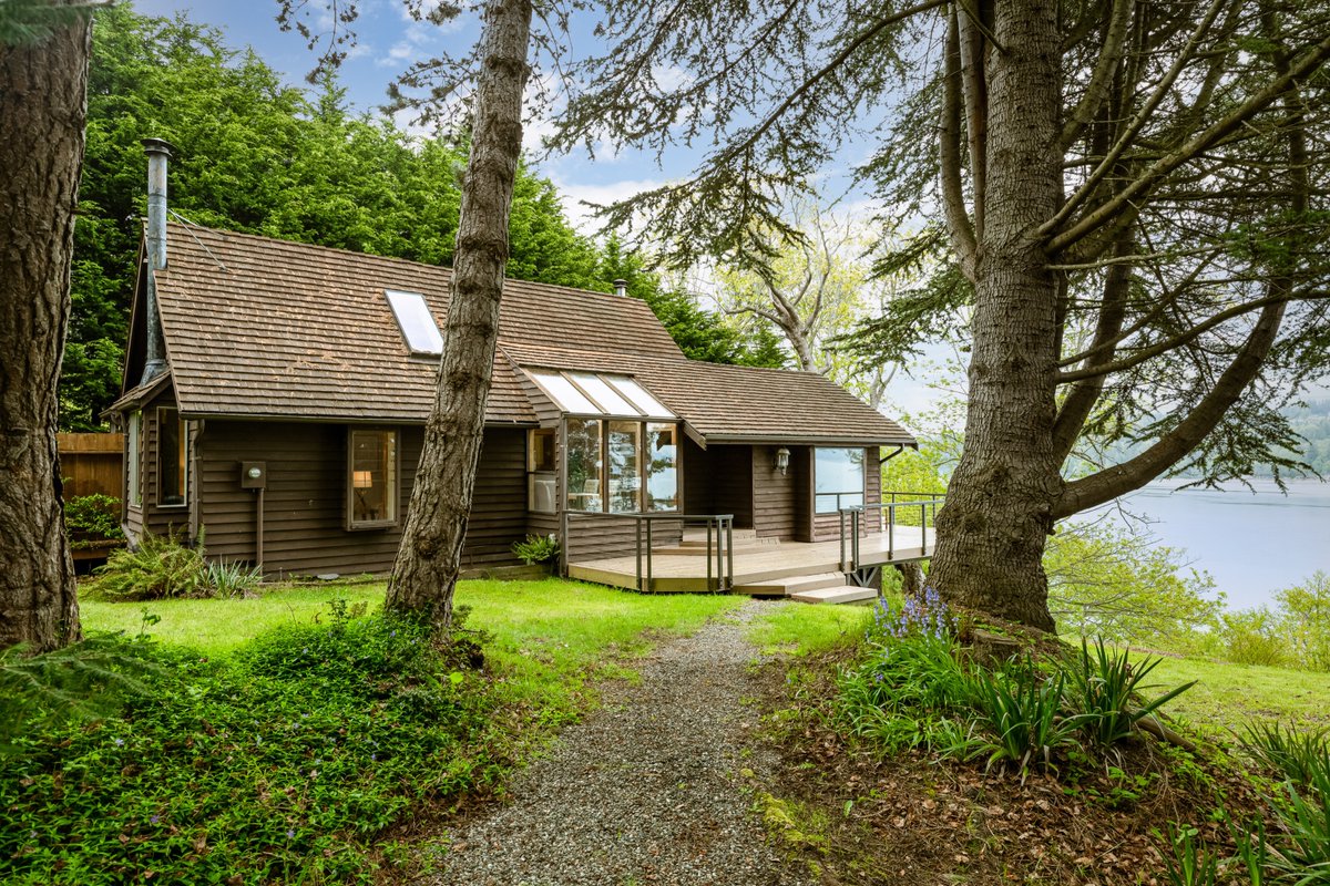truexproperties's tweet image. The little view cabin you’ve always dreamed of on Whidbey Island exists and here it is. From the expansive views of Cultus Bay to the privacy of the double sized lot you will relax in your own private haven.
Offered at $785,000
MLS 1929178
View Property: bit.ly/38skK0x