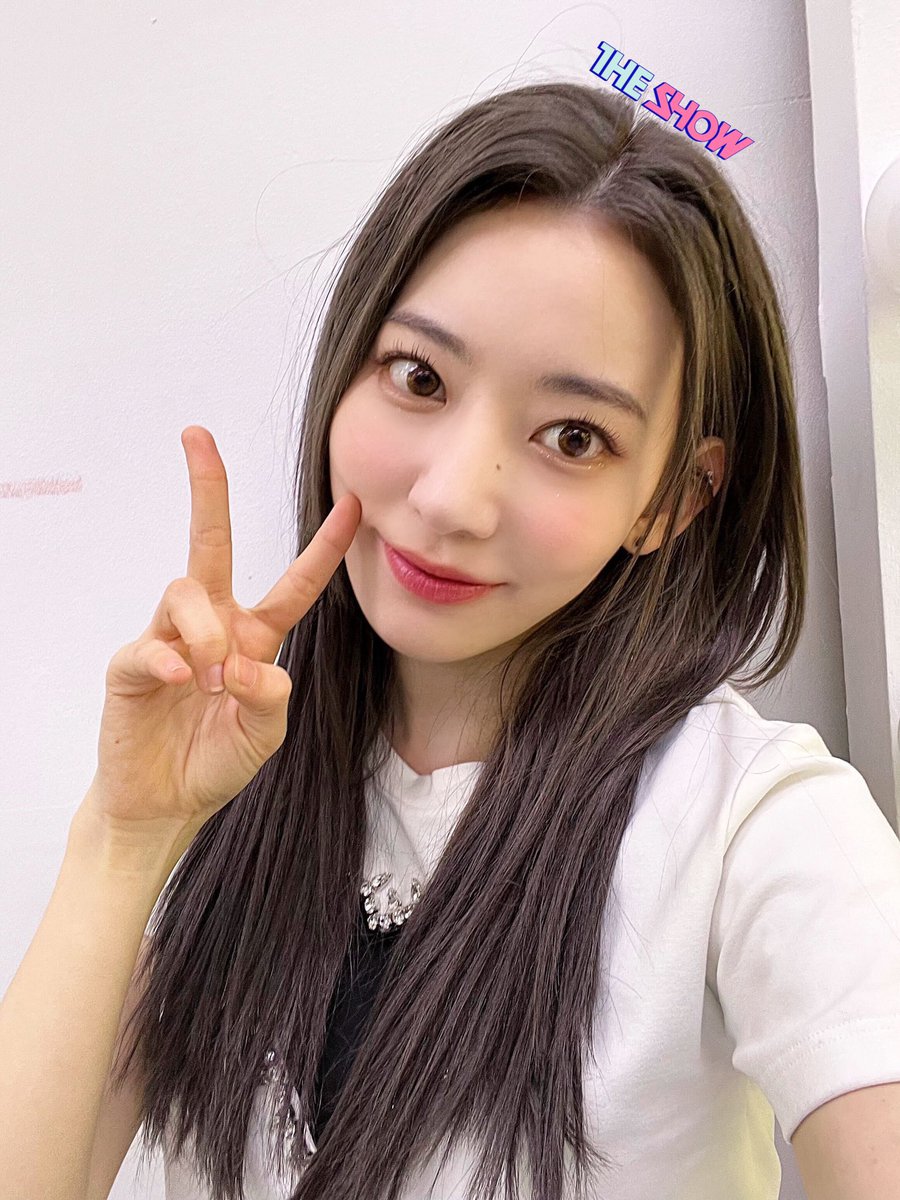 awsakura's tweet image. The Show time! Different as usual, Le Sserafim will bring cute concept for this time. Are you curious? Keep your eyes on us and watch it properly 💕