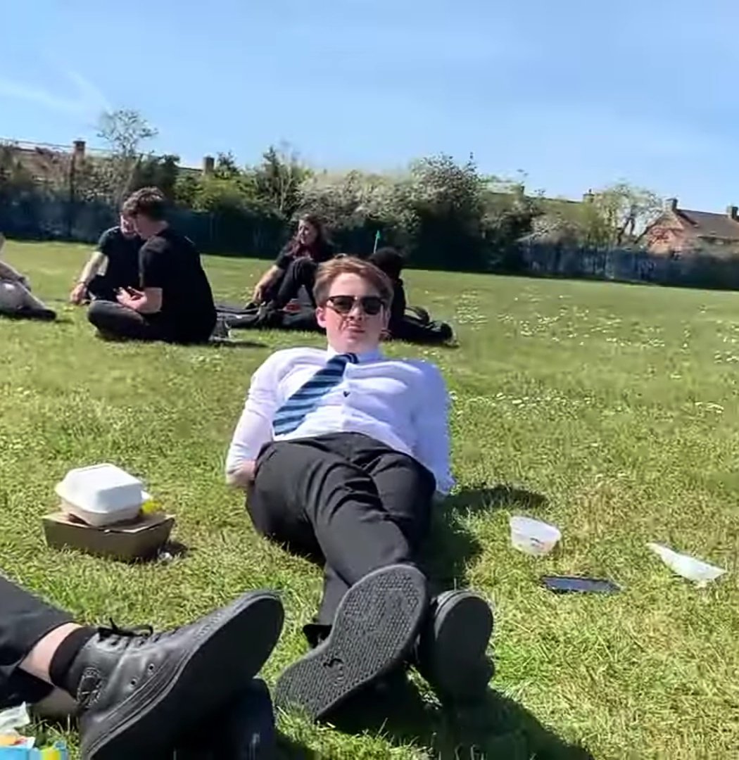 sunshinyvolsix's tweet photo. is the sun bothering you king https://t.co/bhzAg4kx8R