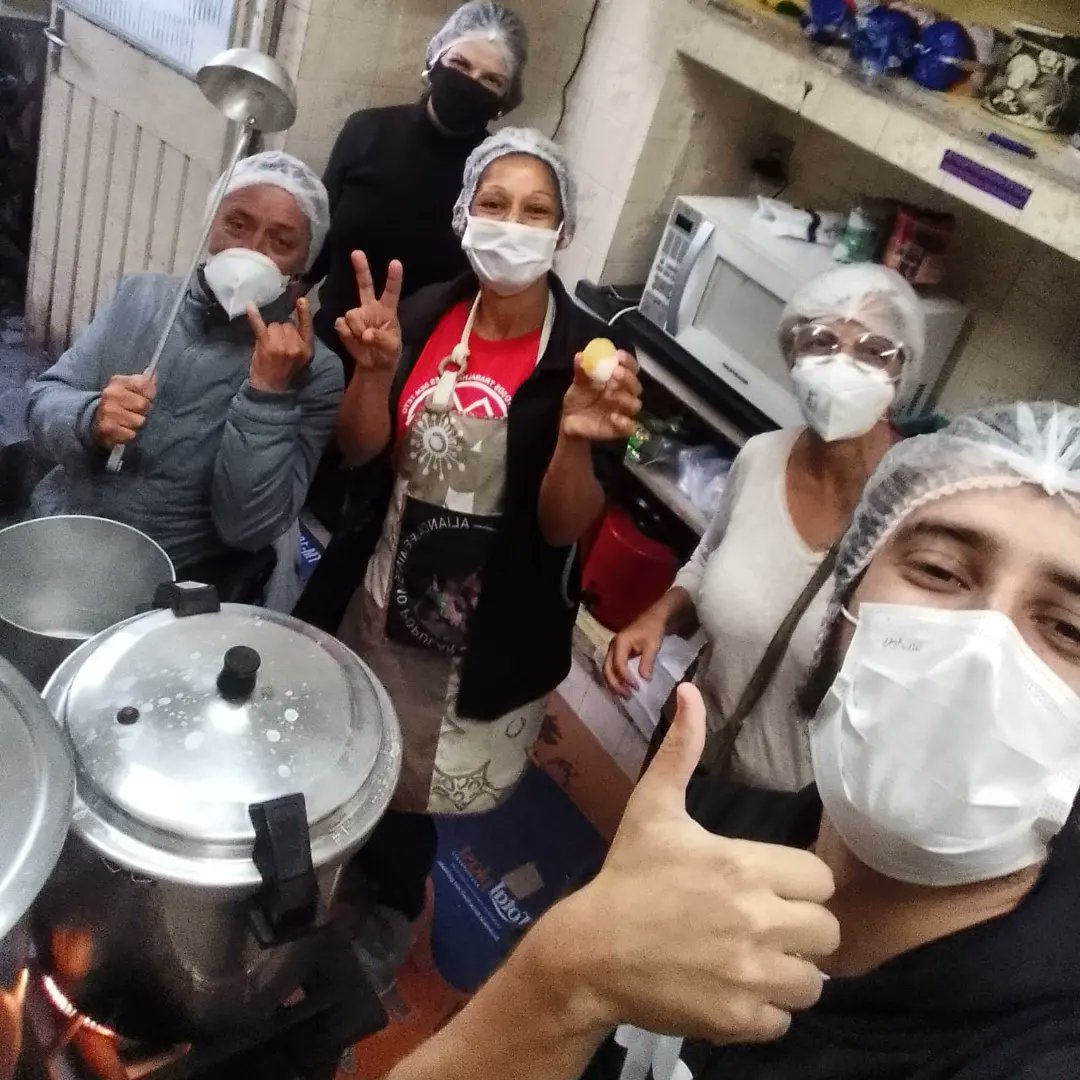 MTST_RS's tweet photo. Galera animada na produção do almoço de hoje!
A solidariedade e a luta são mais fortes que o desgoverno Bolsonaro 🚩✊🏽
#portoalegre #cozinhassolidariasmtst #cozinhadaazenharesiste #MTSTRS https://t.co/myTEZ3TNck