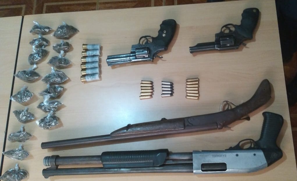 dpi_honduras's tweet photo. #ResultadoDeImpacto
En poder de armas y droga, detienen en #Danlí #ElParaíso, a dos supuestos integrantes de banda delictiva. #AsíReducimosLaImpunidad. https://t.co/IREbqUPJsW